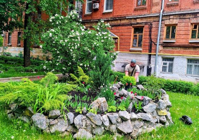 У Харкові продовжують благоустрій дворів і дитячих майданчиків: фото У Харкові продовжують благоустрій дворів і дитячих майданчиків: фото
