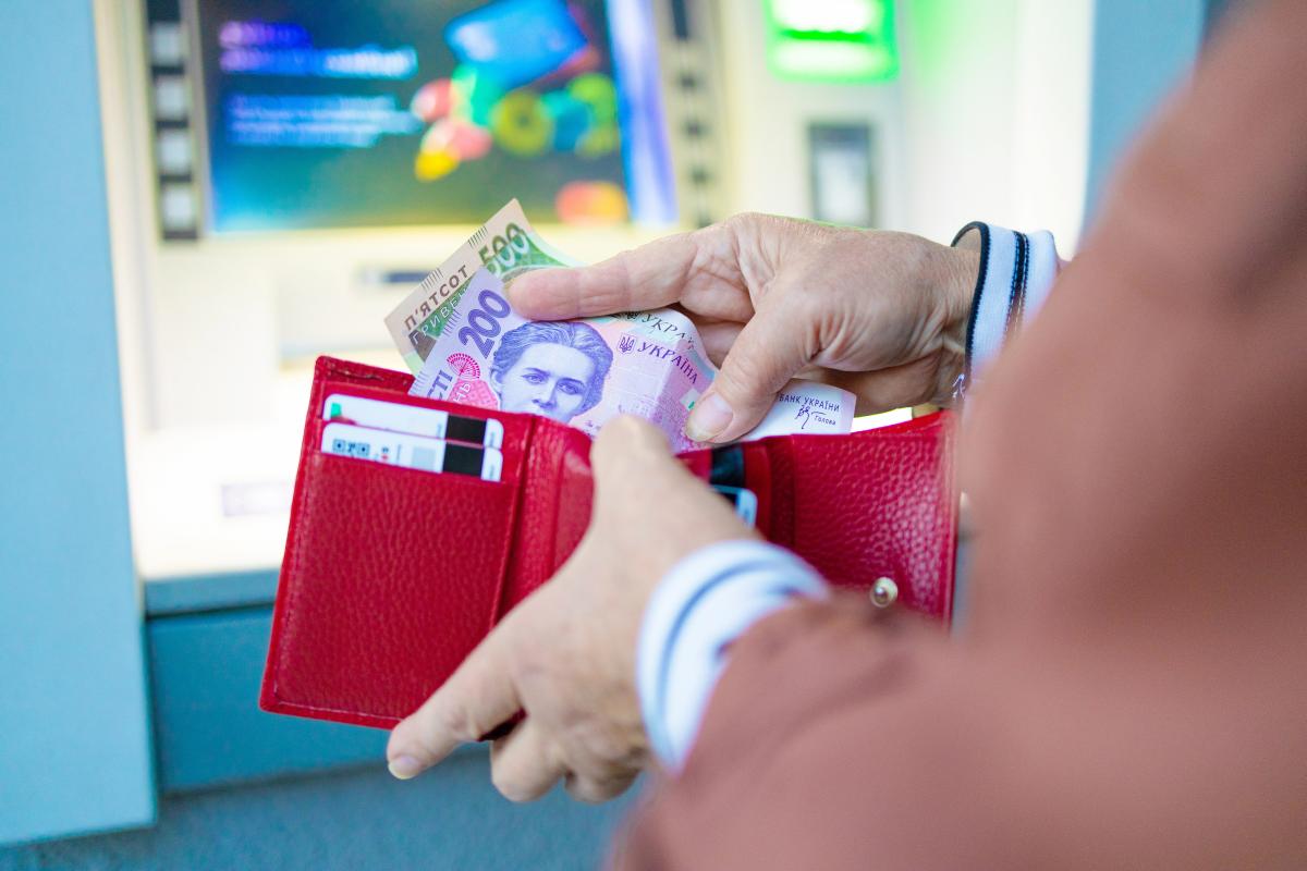 Українцям виплатять до 3100 гривень: хто отримає гроші в першу чергу Українцям виплатять до 3100 гривень: хто отримає гроші в першу чергу