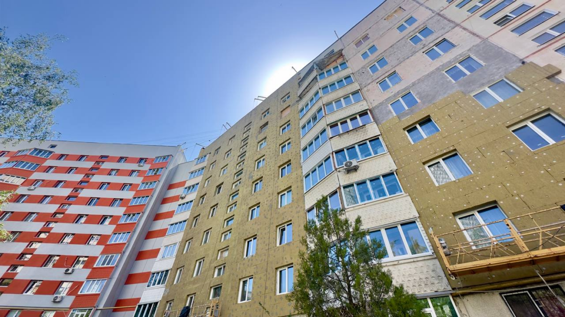 На вул. Леся Сердюка триває відновлення житлової багатоповерхівки На вул. Леся Сердюка триває відновлення житлової багатоповерхівки