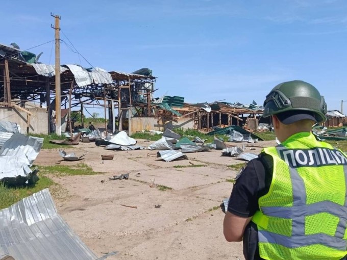 Фото наслідків ударів по Харківщині оприлюднила поліція Фото наслідків ударів по Харківщині оприлюднила поліція
