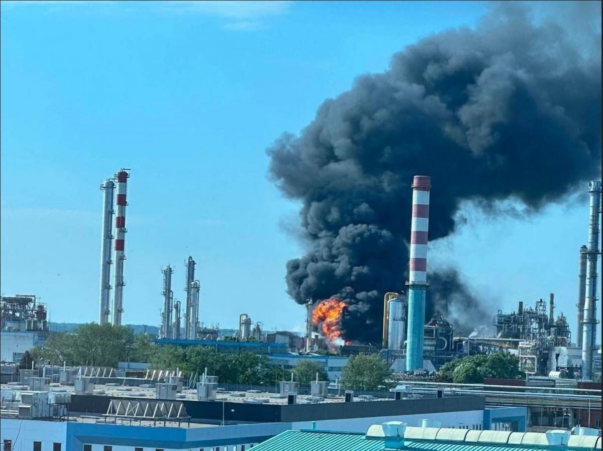 В Угорщині стався потужний вибух на заводі найбільшої нафтової компанії країни: що відомо В Угорщині стався потужний вибух на заводі найбільшої нафтової компанії країни: що відомо