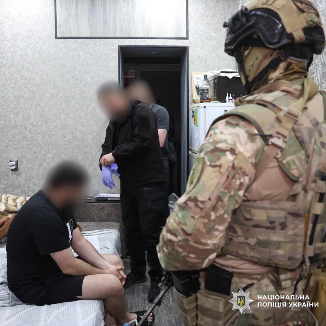 Сумка стала доказом: на Харківщині затримали підозрюваних у нападі Сумка стала доказом: на Харківщині затримали підозрюваних у нападі