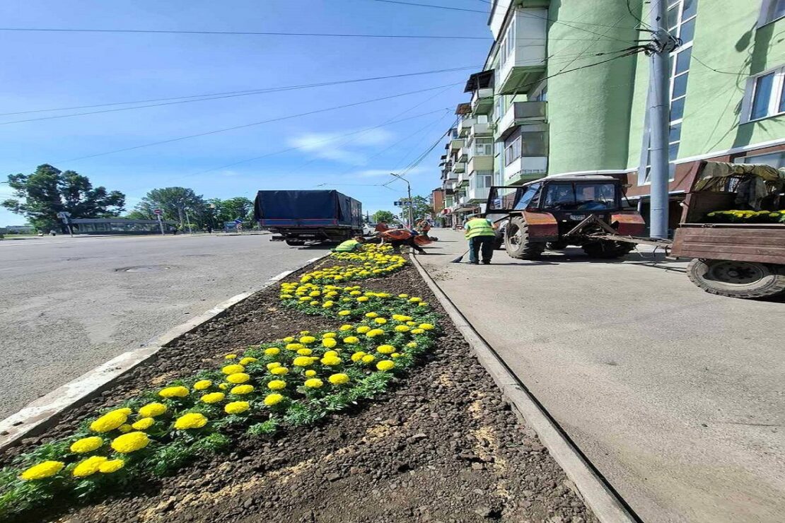 В Основ’янському районі Харкова тривають сезонні роботи з благоустрою В Основ’янському районі Харкова тривають сезонні роботи з благоустрою