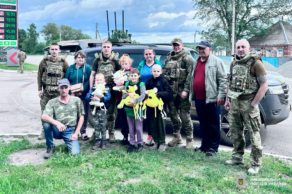 Поліцейські евакуювали з-під обстрілiв 8 мешканців Великобурлуцької громади Поліцейські евакуювали з-під обстрілiв 8 мешканців Великобурлуцької громади