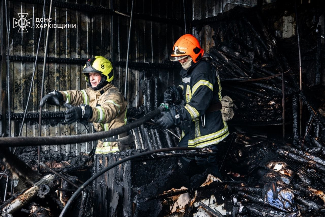 Рятувальники ліквідували пожежу в торгівельних павільйонах Харкова Рятувальники ліквідували пожежу в торгівельних павільйонах Харкова