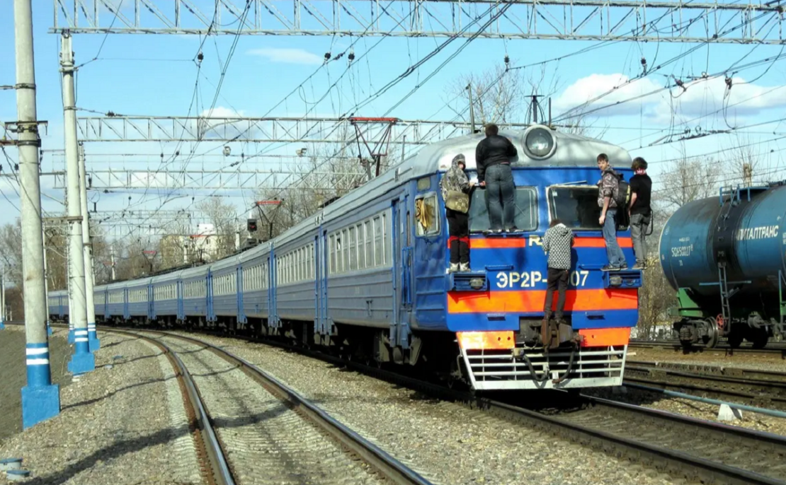 Укрзалізниця попереджає про небезпеку зачепінгу Укрзалізниця попереджає про небезпеку зачепінгу