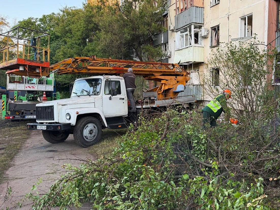 У Харкові продовжують усувати наслідки обстрілів У Харкові продовжують усувати наслідки обстрілів