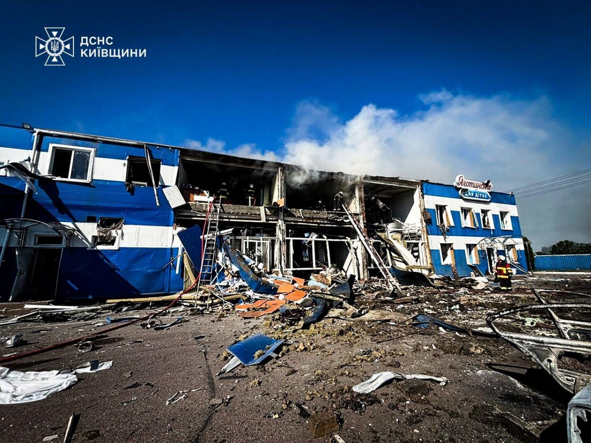 Росіяни вдарили по молокозаводу під Броварами, є загиблі та поранені Росіяни вдарили по молокозаводу під Броварами, є загиблі та поранені