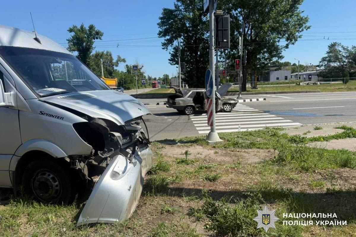 Шестеро постраждалих у Харкові: легковик зіткнувся з мікроавтобусом Mercedes Шестеро постраждалих у Харкові: легковик зіткнувся з мікроавтобусом Mercedes