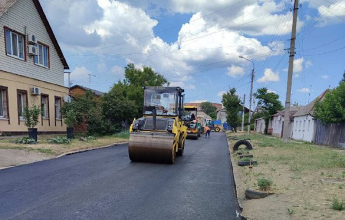 Харківські комунальники відновлюють дорожнє покриття Харківські комунальники відновлюють дорожнє покриття