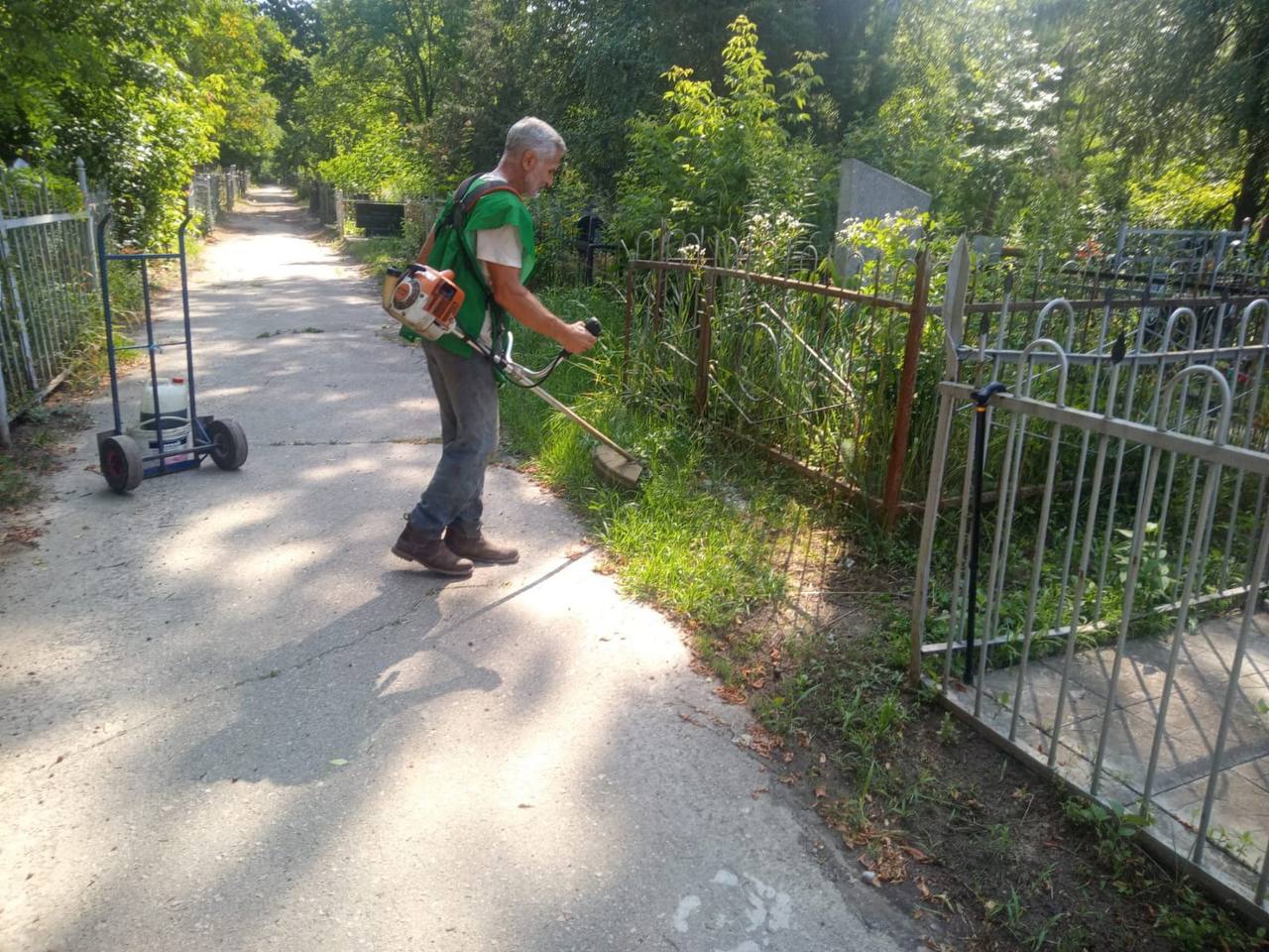 У Харкові впорядковують міські кладовища У Харкові впорядковують міські кладовища