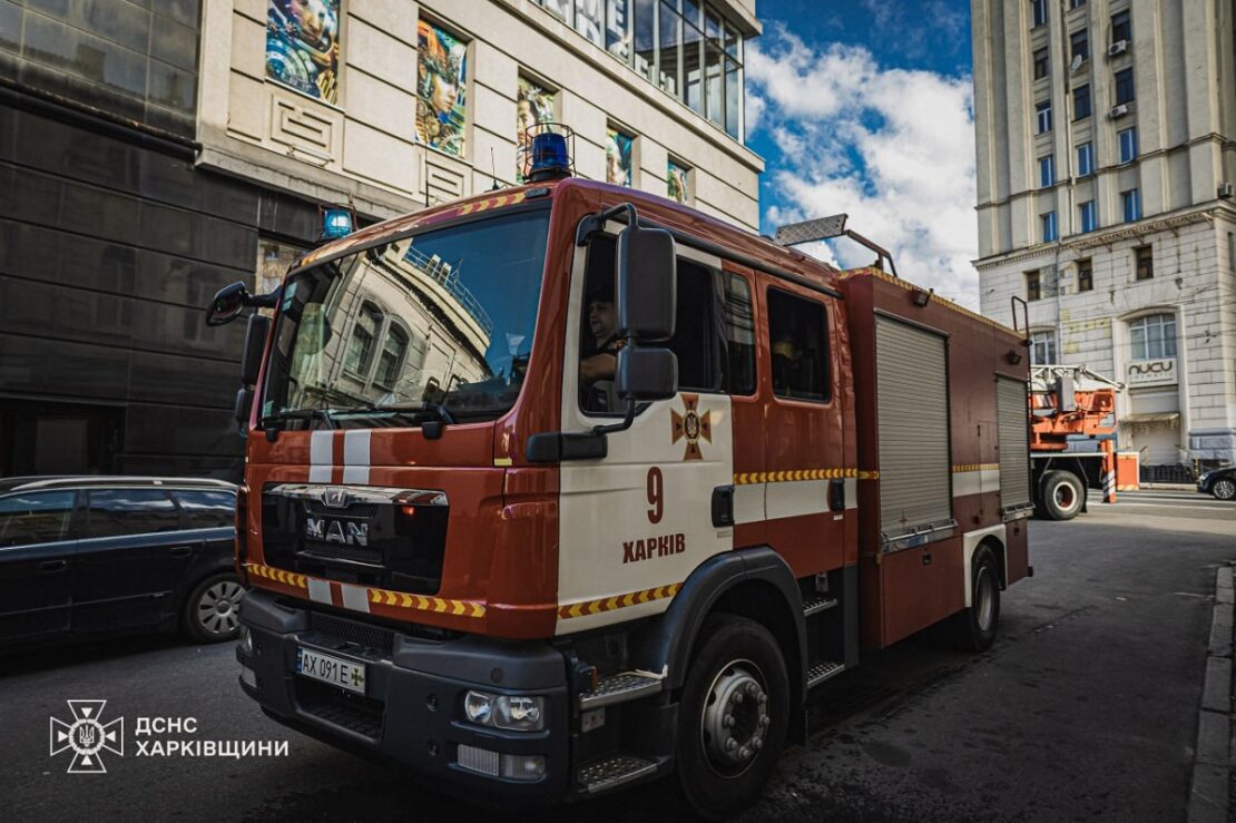 Рятувальники ліквідували пожежу у середмісті Харкова Рятувальники ліквідували пожежу у середмісті Харкова