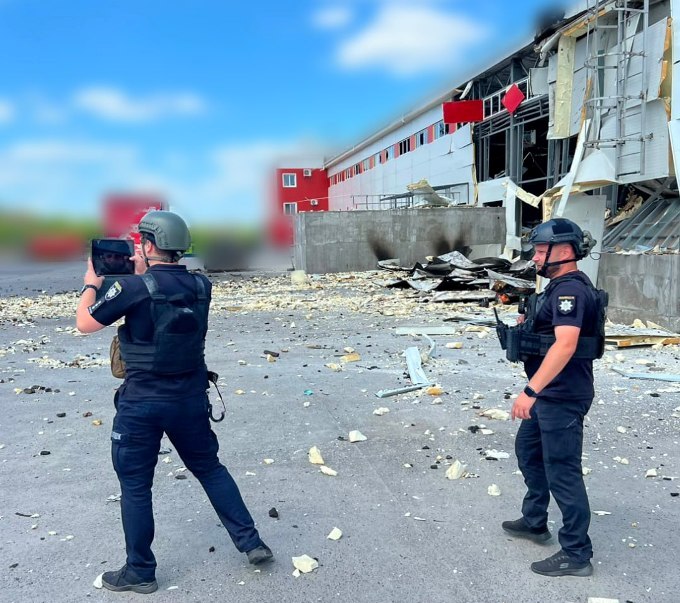 Поліція показала наслідки ракетного удару по терміналу на Харківщині Поліція показала наслідки ракетного удару по терміналу на Харківщині