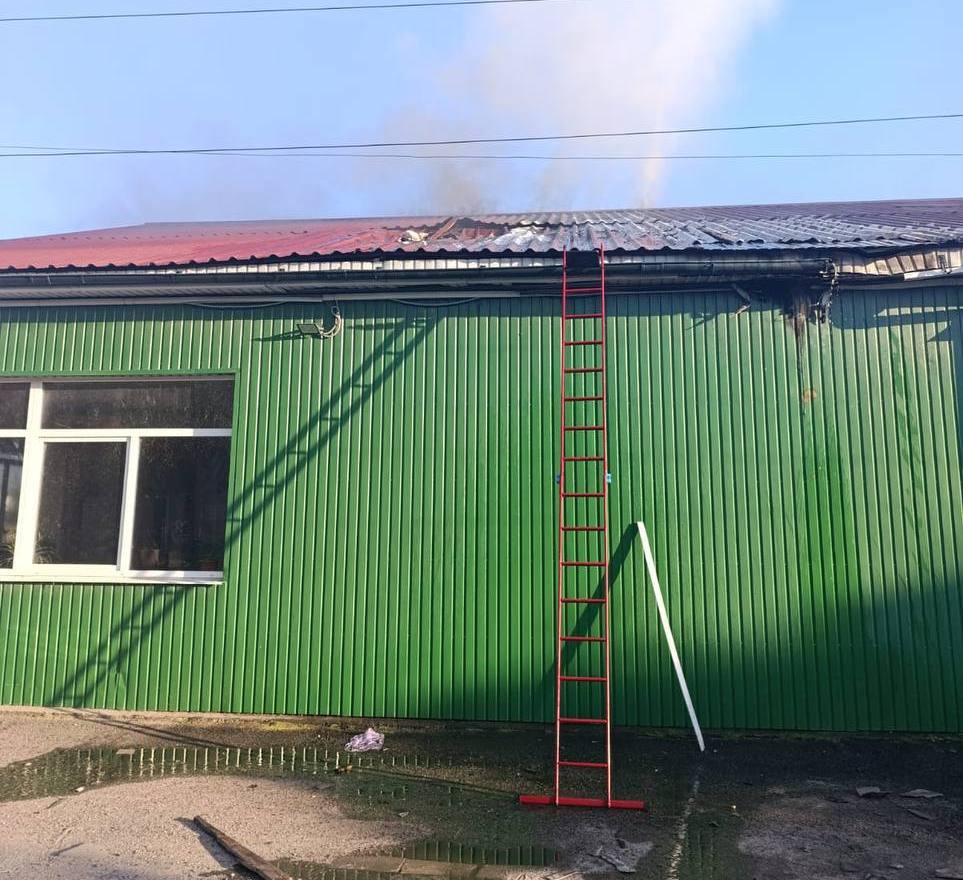 FPV-дрон вдарив по магазину на Харківщині - спалахнула пожежа FPV-дрон вдарив по магазину на Харківщині - спалахнула пожежа