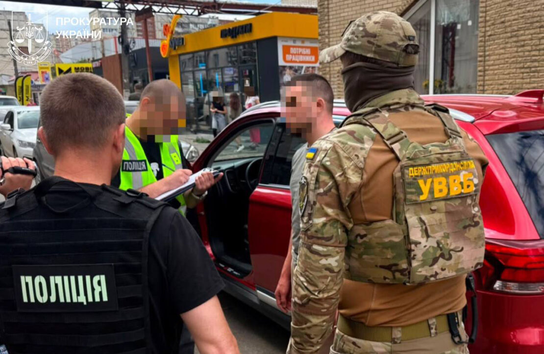 Поліція Харківщини викрила ділка, який обіцяв вивезти за кордон військового Поліція Харківщини викрила ділка, який обіцяв вивезти за кордон військового