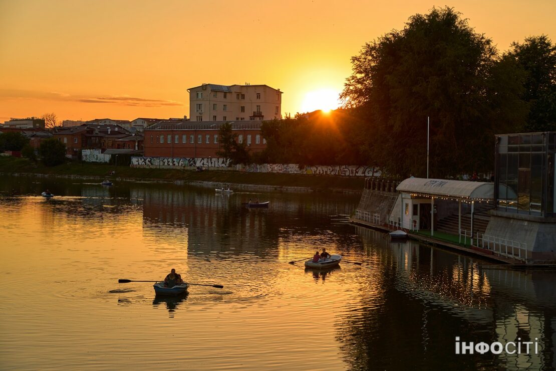 Захід сонця у центрі Харкова. Фоторепортаж Захід сонця у центрі Харкова. Фоторепортаж