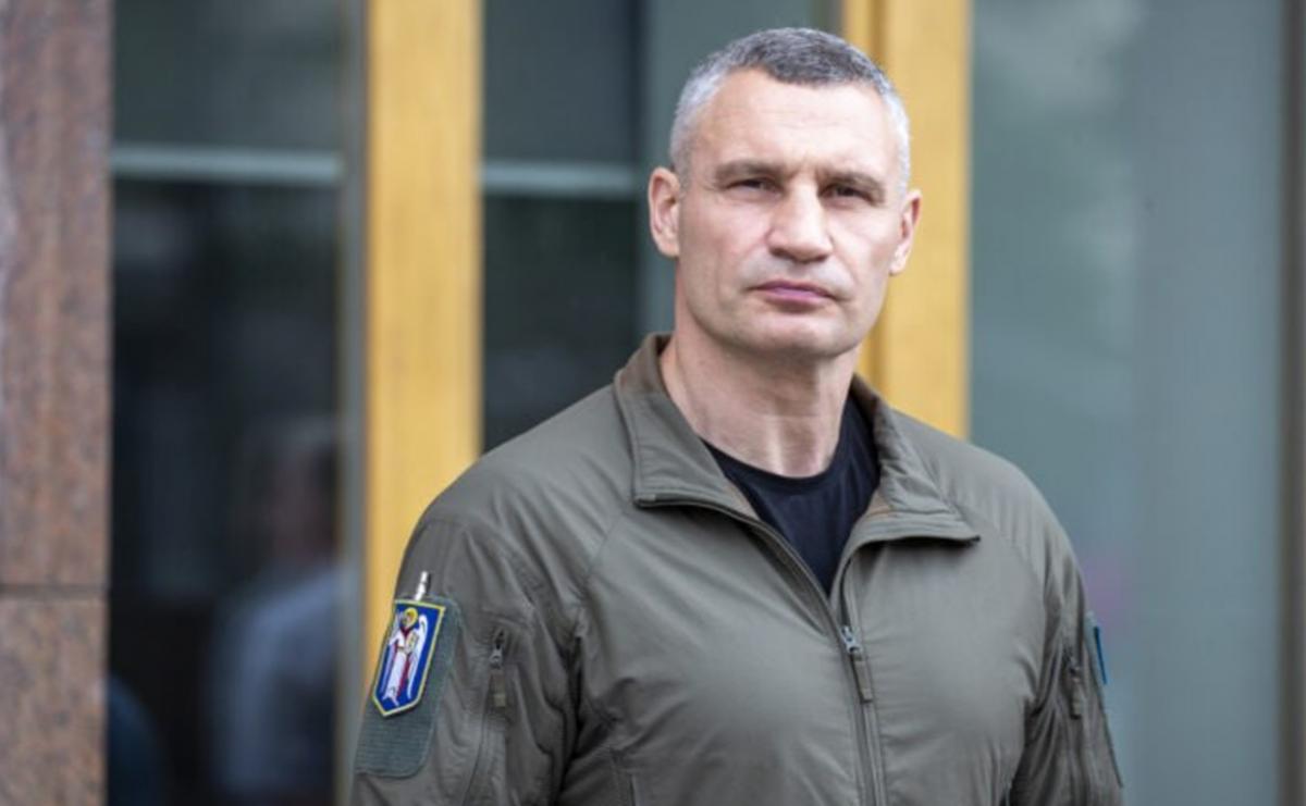 Кличко подякував Сирському за службу і розповів про спільну роботу під час оборони Києва Кличко подякував Сирському за службу і розповів про спільну роботу під час оборони Києва