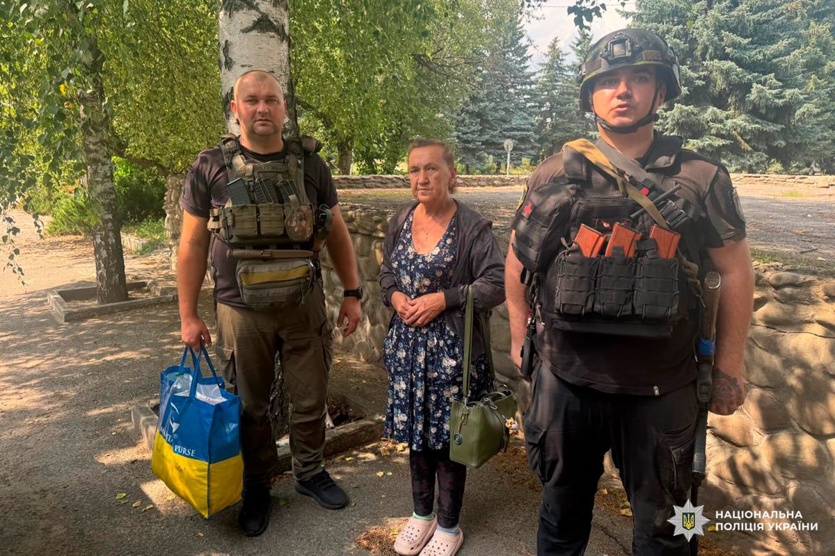 Евакуація під обстрілом: поліція Харківщини вивезла поранену жінку та передала Евакуація під обстрілом: поліція Харківщини вивезла поранену жінку та передала