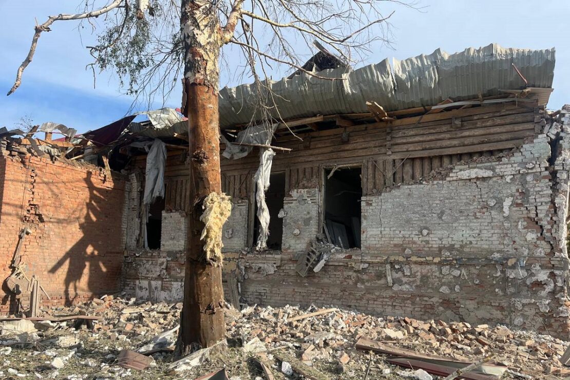 Ворожий БпЛА вдарив по будинку у Золочеві, є постраждалі Ворожий БпЛА вдарив по будинку у Золочеві, є постраждалі