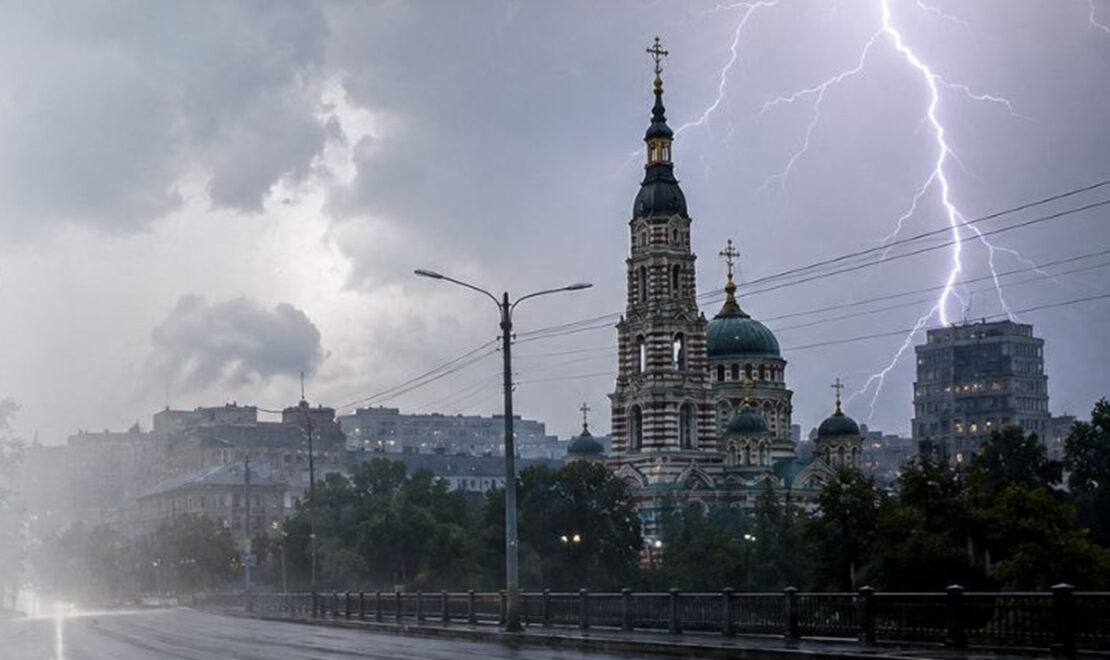 У найближчу годину в Харківській області очікується гроза та шквал У найближчу годину в Харківській області очікується гроза та шквал