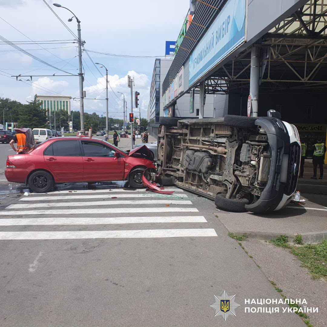 У Харкові зіткнулися швидка та легковик: постраждали двоє медиків У Харкові зіткнулися швидка та легковик: постраждали двоє медиків