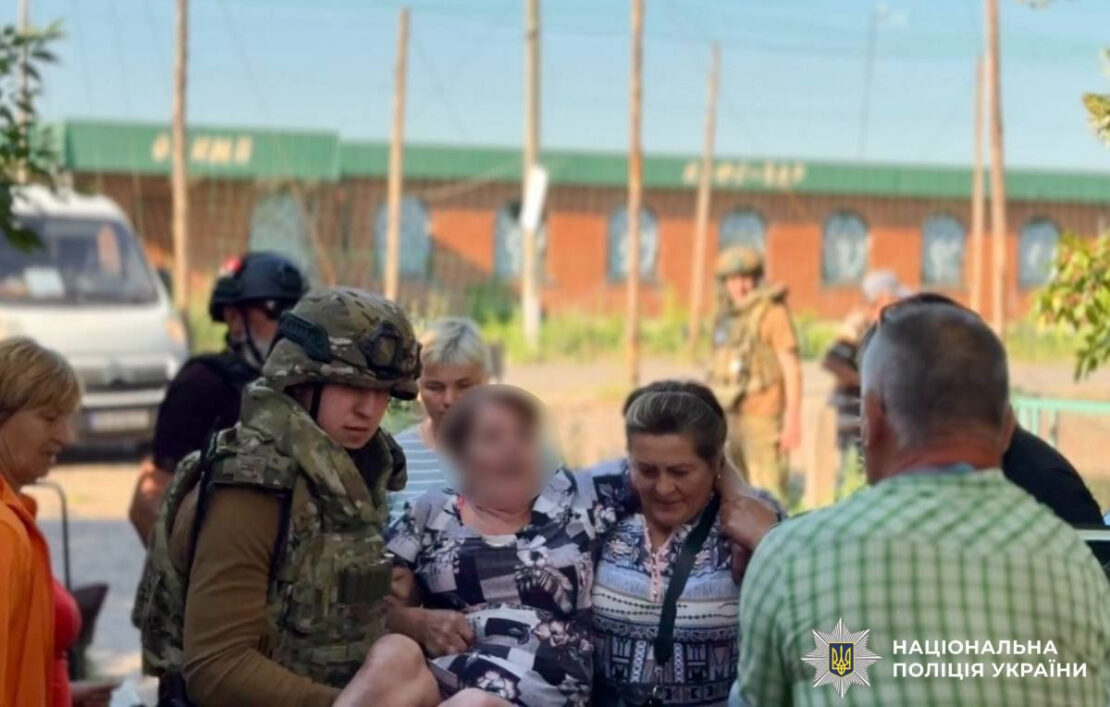 Під обстрілами з прифронтової Харківщини евакуювали 27 людей Під обстрілами з прифронтової Харківщини евакуювали 27 людей