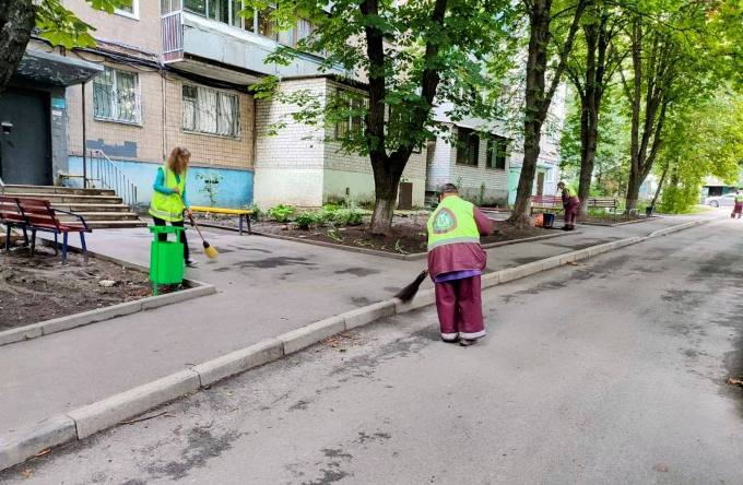 Майже 12 тисяч квітів і 900 гектарів покосу: як у липні доглядали за дворами Харкова Майже 12 тисяч квітів і 900 гектарів покосу: як у липні доглядали за дворами Харкова