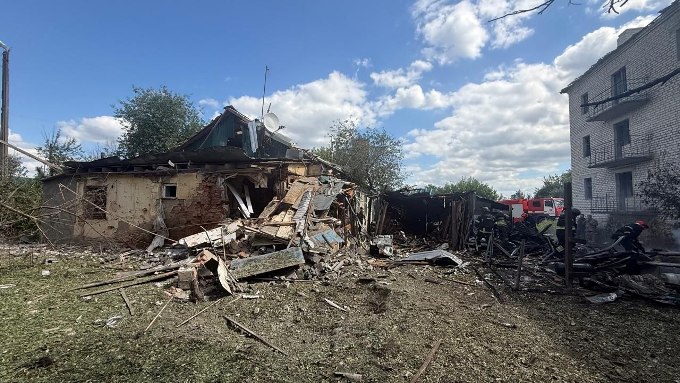 Росіяни вдарили по Балаклії: пошкоджено будинки, спалахнула пожежа Росіяни вдарили по Балаклії: пошкоджено будинки, спалахнула пожежа