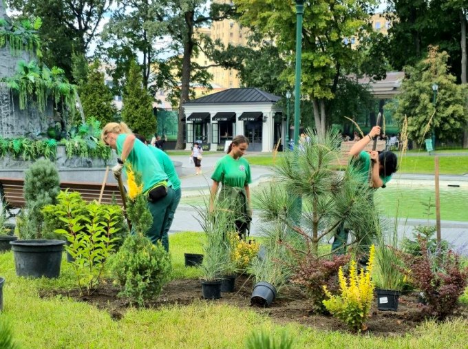Біля озера в саду Шевченка висаджують тисячі рослин: як змінюється локація Біля озера в саду Шевченка висаджують тисячі рослин: як змінюється локація