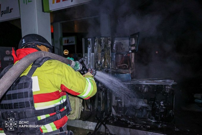 Сім пожеж після ворожих ударів за добу: що довелося гасити рятувальникам на Харківщині Сім пожеж після ворожих ударів за добу: що довелося гасити рятувальникам на Харківщині