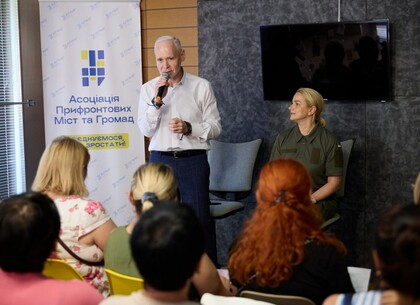 Ігор Терехов у Дніпрі зустрівся з переселенцями з Харківщини Ігор Терехов у Дніпрі зустрівся з переселенцями з Харківщини