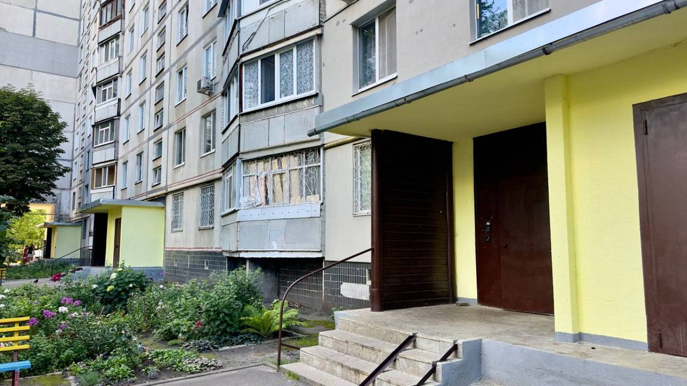 На Салтівському шосе відновлюють пошкоджений обстрілами будинок На Салтівському шосе відновлюють пошкоджений обстрілами будинок