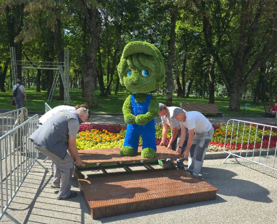 Сад Шевченка прикрашають до Дня міста: що цікавого готують для харків'ян біля центрального фонтану Сад Шевченка прикрашають до Дня міста: що цікавого готують для харків'ян біля центрального фонтану