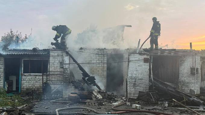 Дві пожежі після атак на Харківщині: на свинофермі загинули тварини Дві пожежі після атак на Харківщині: на свинофермі загинули тварини