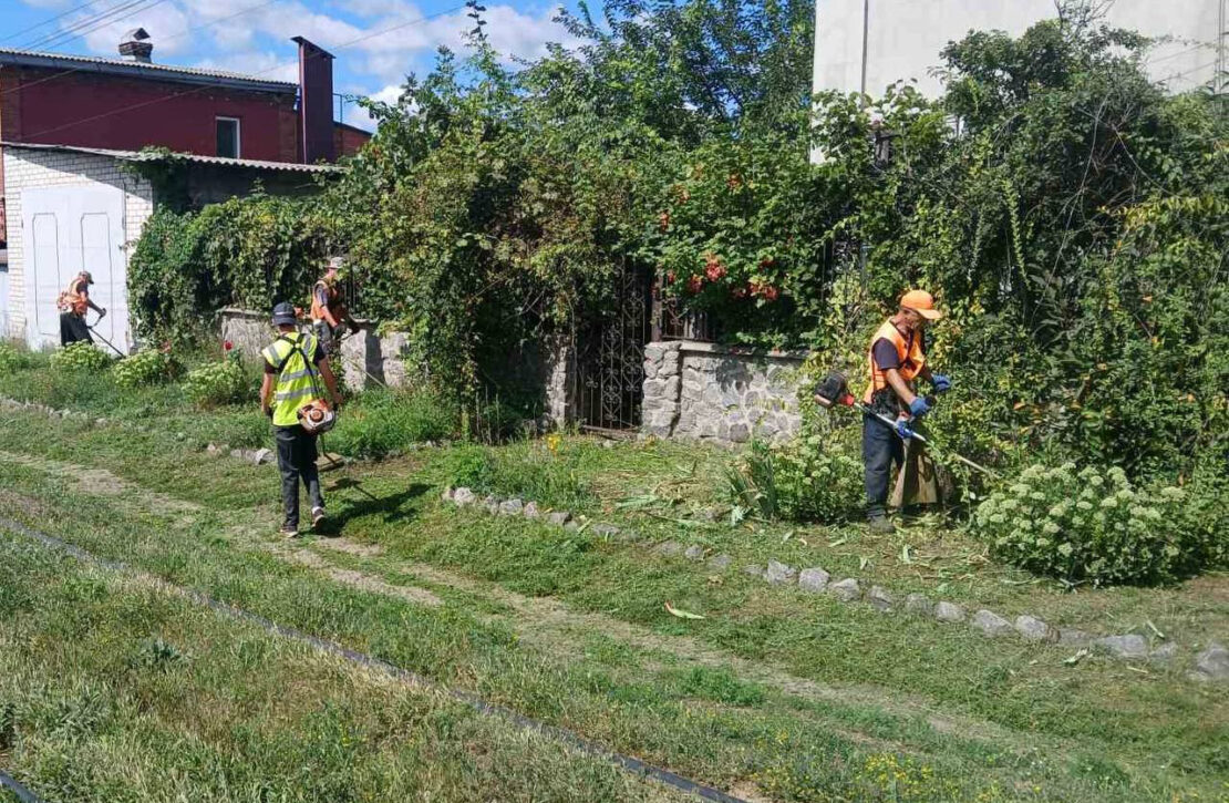 Харківські комунальники впорядковують приватний сектор Харківські комунальники впорядковують приватний сектор