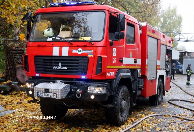 Пожежа після удару по підприємству в Харкові: фото, як працювали рятувальники Пожежа після удару по підприємству в Харкові: фото, як працювали рятувальники