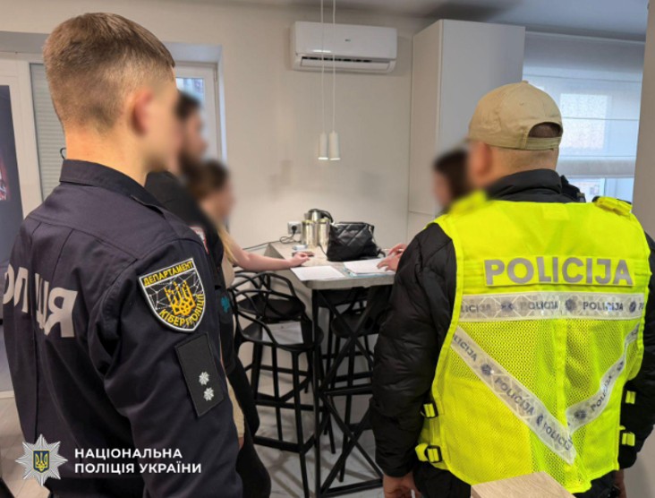 Представлялися латвійськими правоохоронцями: українські поліцейські ліквідували мережу кол-центрів, що ошукували громадян країн ЄС Представлялися латвійськими правоохоронцями: українські поліцейські ліквідували мережу кол-центрів, що ошукували громадян країн ЄС