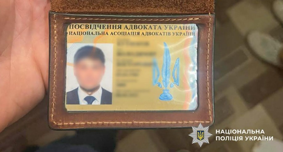 У Харкові викрили адвоката на вимаганні грошей за «прискорення» отримання паспорт У Харкові викрили адвоката на вимаганні грошей за «прискорення» отримання паспорт